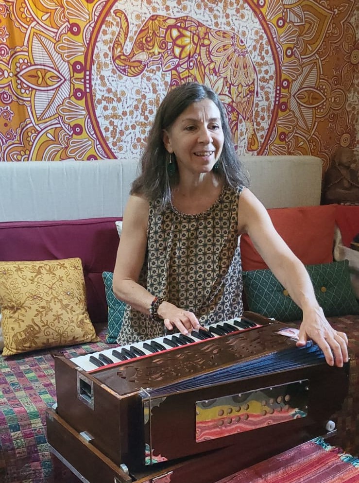 Harmonium indien joué lors d'un atelier de chants de mantras et kirtans